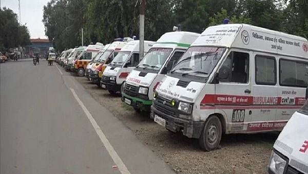 “மாஸ்க், சானிடைசர் தர மறுக்கிறார்கள்” : 19,000 ஆம்புலன்ஸ் ஊழியர்கள் வேலைநிறுத்தம் - உ.பியில் பரபரப்பு!