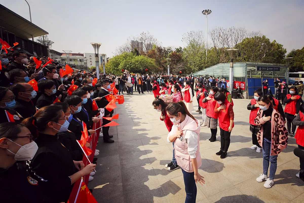 “மருத்துவ உதவி பொருட்களில் எழுதியிருந்த வாசகம்...” : கொரோனாவை கட்டுக்குள் கொண்டுவர என்ன செய்தது சீனா?