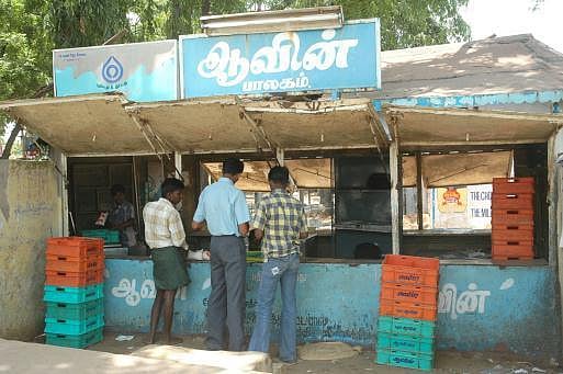 “சென்னை முழுவதும் அதிகமாக திருடு போகும் பால் பாக்கெட்டுகள்” -  என்ன  சொல்லப்போகிறார் எடப்பாடி பழனிசாமி?