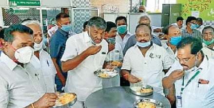 அம்மா உணவகத்தில் சாப்பிடுவதுபோல் போட்டோவுக்கு போஸ் கொடுத்த அதிமுக எம்.எல்.ஏ:மக்களை இப்படி ஏமாற்றுவது ஏன்?