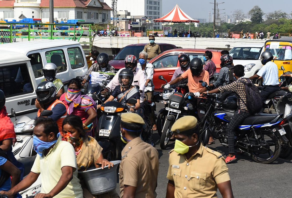 சென்னையில் வாகனங்களில் பயணித்த மக்களால் போக்குவரத்து நெரிசல்- கேள்விக்குறியாகும் ஊரடங்கு உத்தரவு! #Corona
