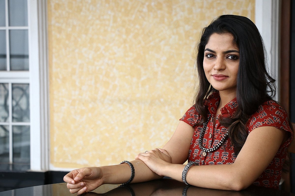 கொரோனா தடுப்பு நடவடிக்கை : மக்களுக்கு உதவ கால் சென்டரில் சேர்ந்த நடிகை நிகிலா விமல்! #Covid19