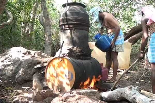 “டாஸ்மாக் மூடலால் கள்ளச்சாராய விற்பனை படுஜோர்” : தமிழகத்தில் மதுவால்  நிகழும் கொடுமைகள்- கவனிக்குமா அரசு?