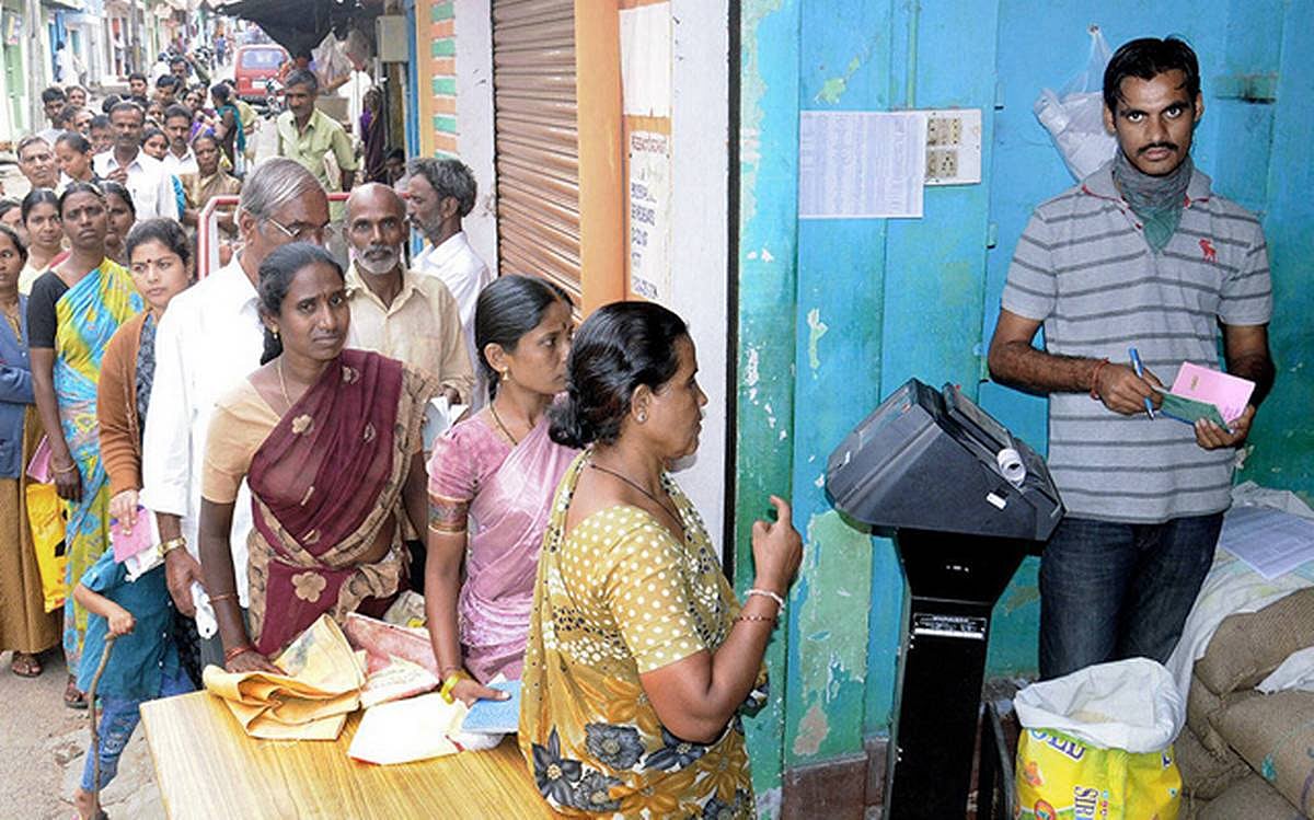“குடும்ப அட்டை இல்லாதோருக்கும் அத்தியாவசிய பொருட்களை வழங்குக” - தமிழக அரசுக்கு உயர்நீதிமன்றம் உத்தரவு!