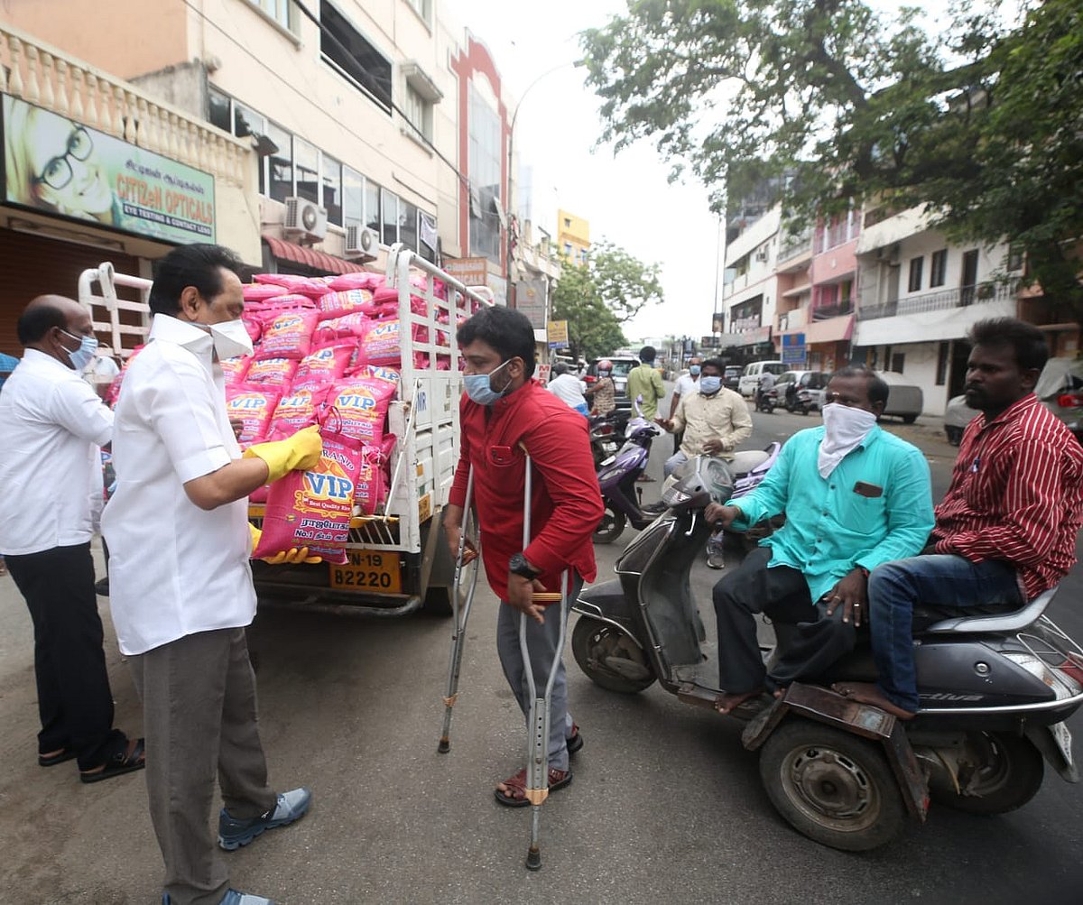 வறுமைக்கோட்டுக்குக் கீழ் உள்ள 12,000 குடும்பங்களுக்கு உதவி வழங்கிய‌ தி.மு.க தலைவர் மு.க.ஸ்டாலின் !