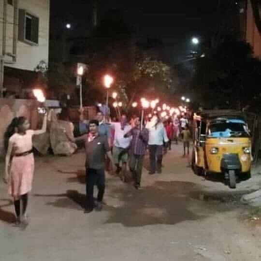 Social Distancing-ஐ தவிடுபொடியாக்கிய மோடியின் அறிவிப்பு; வீதியில் ஊர்வலமாக சென்ற மக்கள்! (வீடியோ)