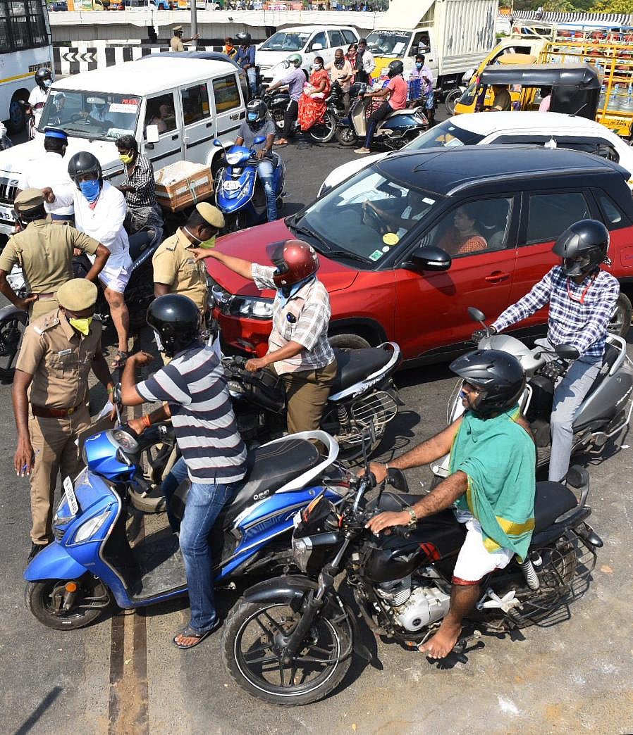 சென்னையில் வாகனங்களில் பயணித்த மக்களால் போக்குவரத்து நெரிசல்- கேள்விக்குறியாகும் ஊரடங்கு உத்தரவு! #Corona