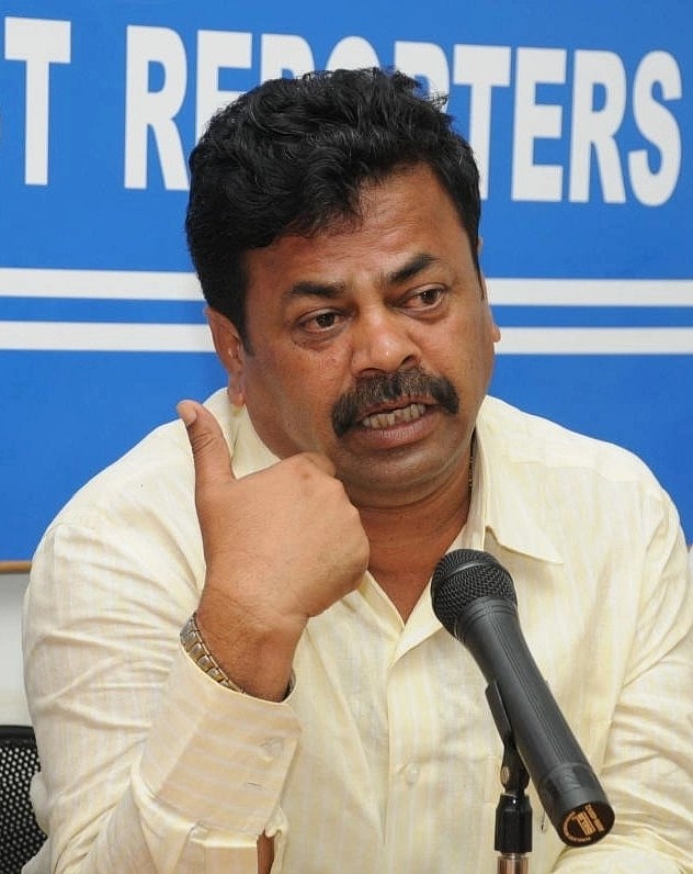 பிரதமரின் பேச்சை தொடர்ந்து மீறும் பா.ஜ.கவினர் - சமூக விலகலை கடைபிடிக்காமல் நிவாரணம் வழங்கிய எம்.எல்.ஏ!