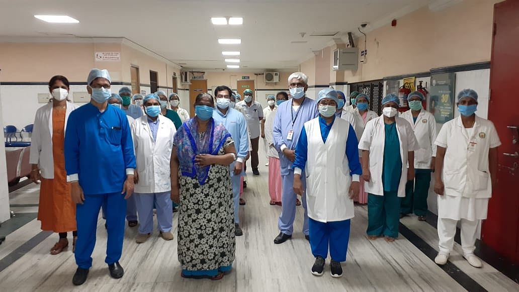 கொரோனாவிலிருந்து மீண்ட 74 வயது மூதாட்டி : பழக்கூடை கொடுத்து வழியனுப்பிய சென்னை மருத்துவர்கள்! #Covid19