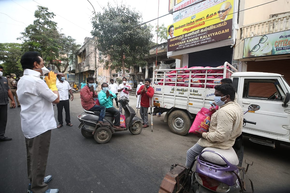 வறுமைக்கோட்டுக்குக் கீழ் உள்ள 12,000 குடும்பங்களுக்கு உதவி வழங்கிய‌ தி.மு.க தலைவர் மு.க.ஸ்டாலின் !