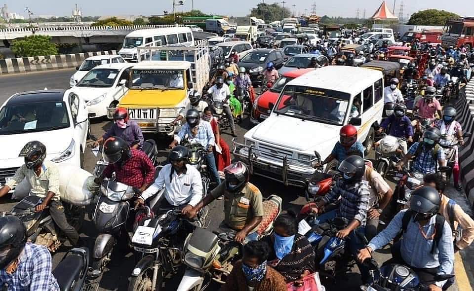 சென்னையில் வாகனங்களில் பயணித்த மக்களால் போக்குவரத்து நெரிசல்- கேள்விக்குறியாகும் ஊரடங்கு உத்தரவு! #Corona