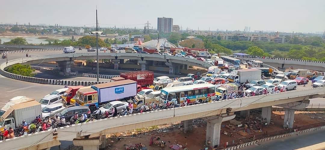 சென்னையில் வாகனங்களில் பயணித்த மக்களால் போக்குவரத்து நெரிசல்- கேள்விக்குறியாகும் ஊரடங்கு உத்தரவு! #Corona