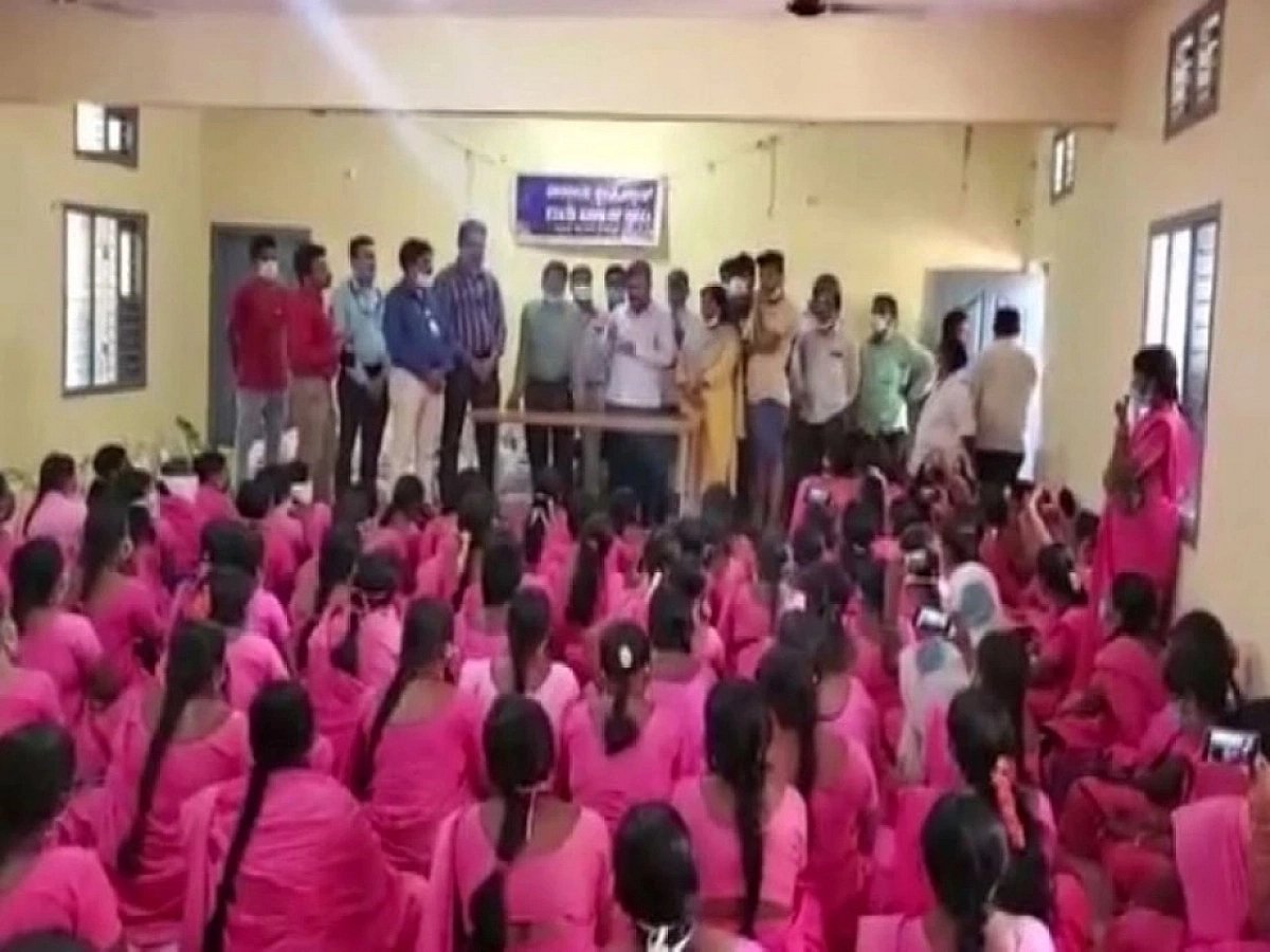 பிரதமரின் பேச்சை தொடர்ந்து மீறும் பா.ஜ.கவினர் - சமூக விலகலை கடைபிடிக்காமல் நிவாரணம் வழங்கிய எம்.எல்.ஏ!