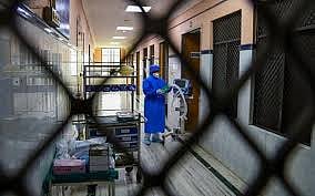 மக்கள் நெருக்கமான பகுதியில் ‘தனிமைப்படுத்தும் மையம்’ அமைப்பதா? - அரசுக்கு வலுக்கும் எதிர்ப்பு!