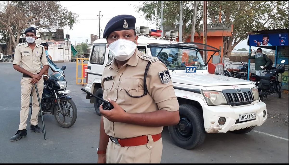 “தலைமுடி வழியாக கொரோனா பரவும்” - மொட்டையடித்து சானிடைசர் தடவிக்கொள்ளும் ம.பி போலிஸ்!