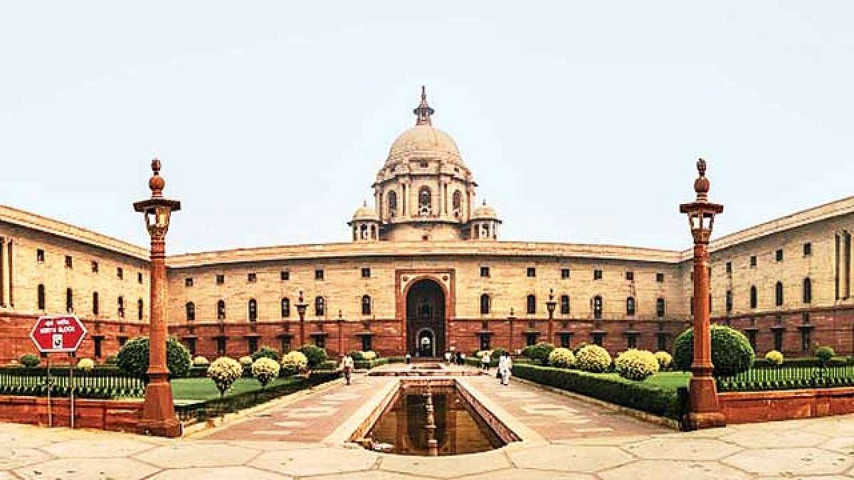 கொரோனா: மார்ச் 2021 வரை மத்திய அரசு ஊழியர்களின் ஒரு நாள் ஊதியம் பிடிக்கப்படும் - நிதி அமைச்சகம் அறிவிப்பு