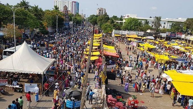 “வீதிகளில் அலைமோதும் மக்கள் கூட்டம்”: எடப்பாடி அரசின் திட்டமில்லாத முழு ஊரடங்கால் தவிக்கும் தமிழக மக்கள்!