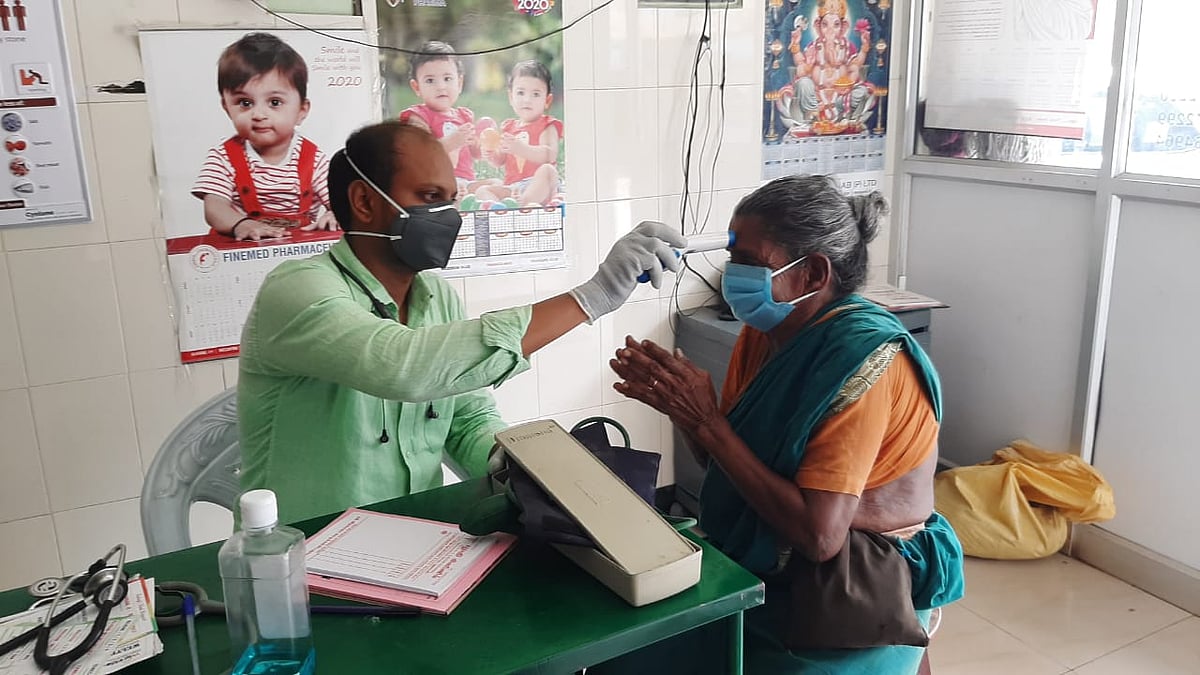 “ஊரடங்கில் மக்களுக்கு இலவச மருத்துவம்” : இளம் வயதிலும் சேவை செய்து நெகிழ வைக்கும் சிவகங்கை மருத்துவர்!