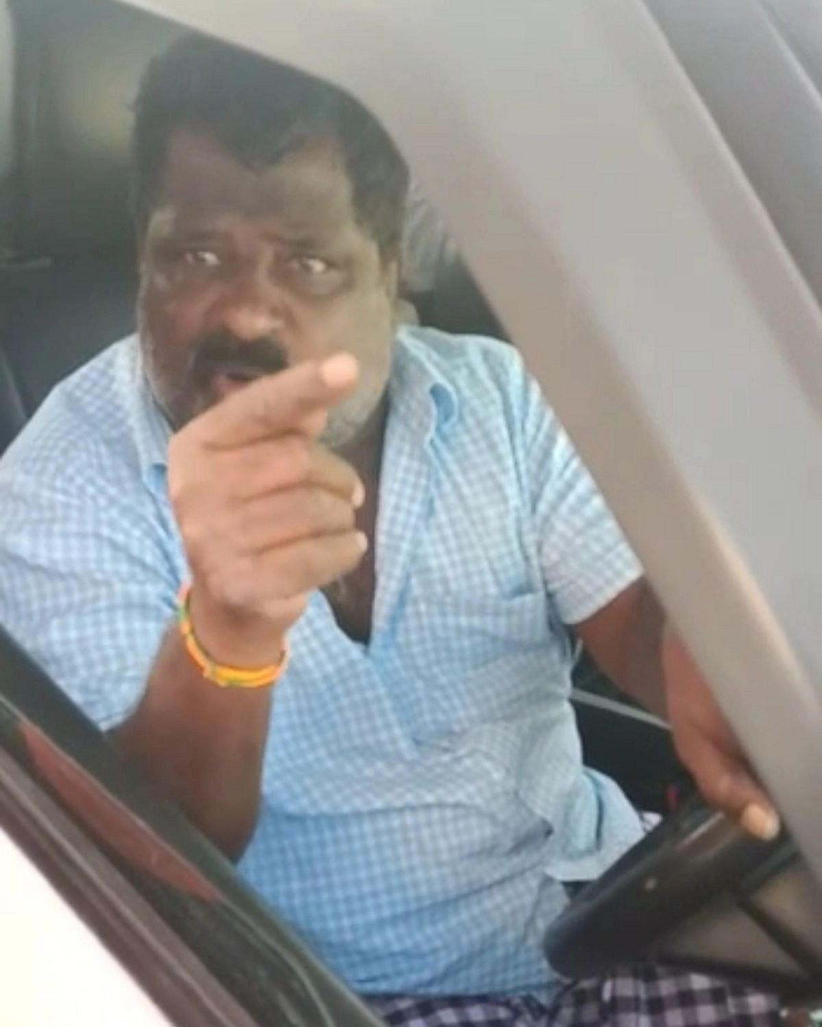 ஊரடங்கை மதிக்காமல் மது போதையில் காரில் சுற்றிய அ.தி.மு.க பிரமுகர் - பெண் எஸ்.ஐ-யிடம் வாக்குவாதம்! Video