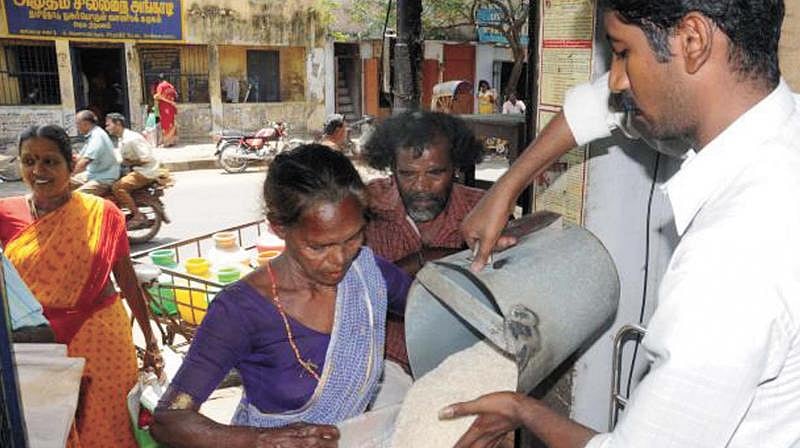 குடும்ப அட்டையில்லாத தொழிலாளர்களுக்கு ரேஷன் பொருட்கள் வழங்கக் கோரி வழக்கு : தமிழக அரசுக்கு ஐகோர்ட் ஆணை!