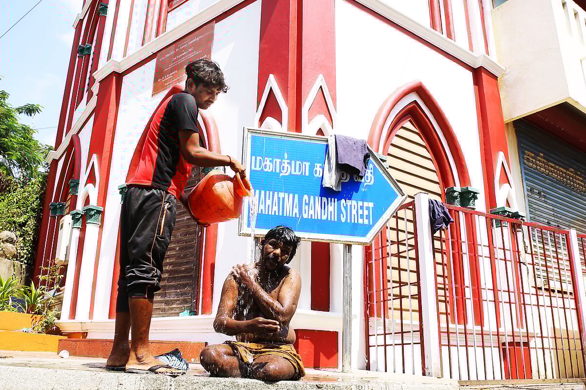 "ஊரடங்கு வாழ்வில் பூத்த மனிதநேயம்" : சொந்த ஊருக்கு திரும்பமுடியாத டிரைவரின் நெகிழ வைத்த செயல்! #Covid19