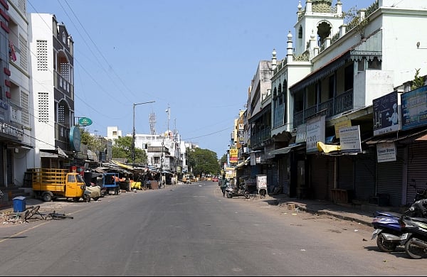  Social Distance-ஐ காற்றில் பறக்கவிட்ட அதிமுக அமைச்சர்கள் - ஊரடங்கும், கட்டுப்பாடும் மக்களுக்கு மட்டுமா?