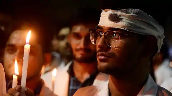 'மருத்துவர்களை பாதுகாக்க சட்டம்' - மத்திய, மாநில அரசுகளை வலியுறுத்தி மெழுகுவர்த்தி ஏற்றும் நிகழ்வு!