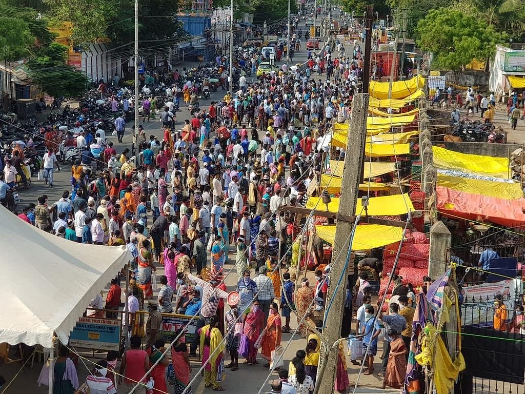 “வீதிகளில் அலைமோதும் மக்கள் கூட்டம்”: எடப்பாடி அரசின் திட்டமில்லாத முழு ஊரடங்கால் தவிக்கும் தமிழக மக்கள்!
