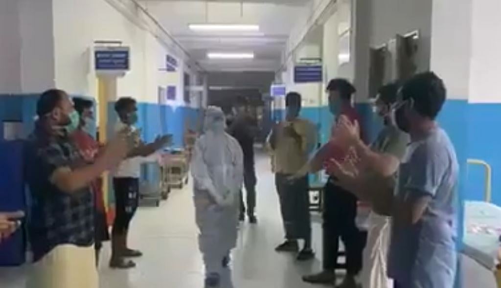 மருத்துவரை வழியனுப்பி வைத்த கொரோனா நோயாளிகள்.. கேரளாவில் நெகிழ்ச்சி (VIDEO)