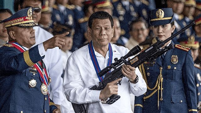 “உணவின்றி தவிக்கும் மக்கள்; வீதிகளின் போராடினால் சுட்டுத்தள்ள உத்தரவு” : பிலிப்பைன்ஸில் நடக்கும் கொடூரம்!