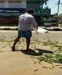 3 மணி நேரம் காத்திருந்தும் விற்க அனுமதிக்காமல் காவல்துறை அராஜகம் : ரோட்டில் காய்கறிகளை கொட்டிய விவசாயி!