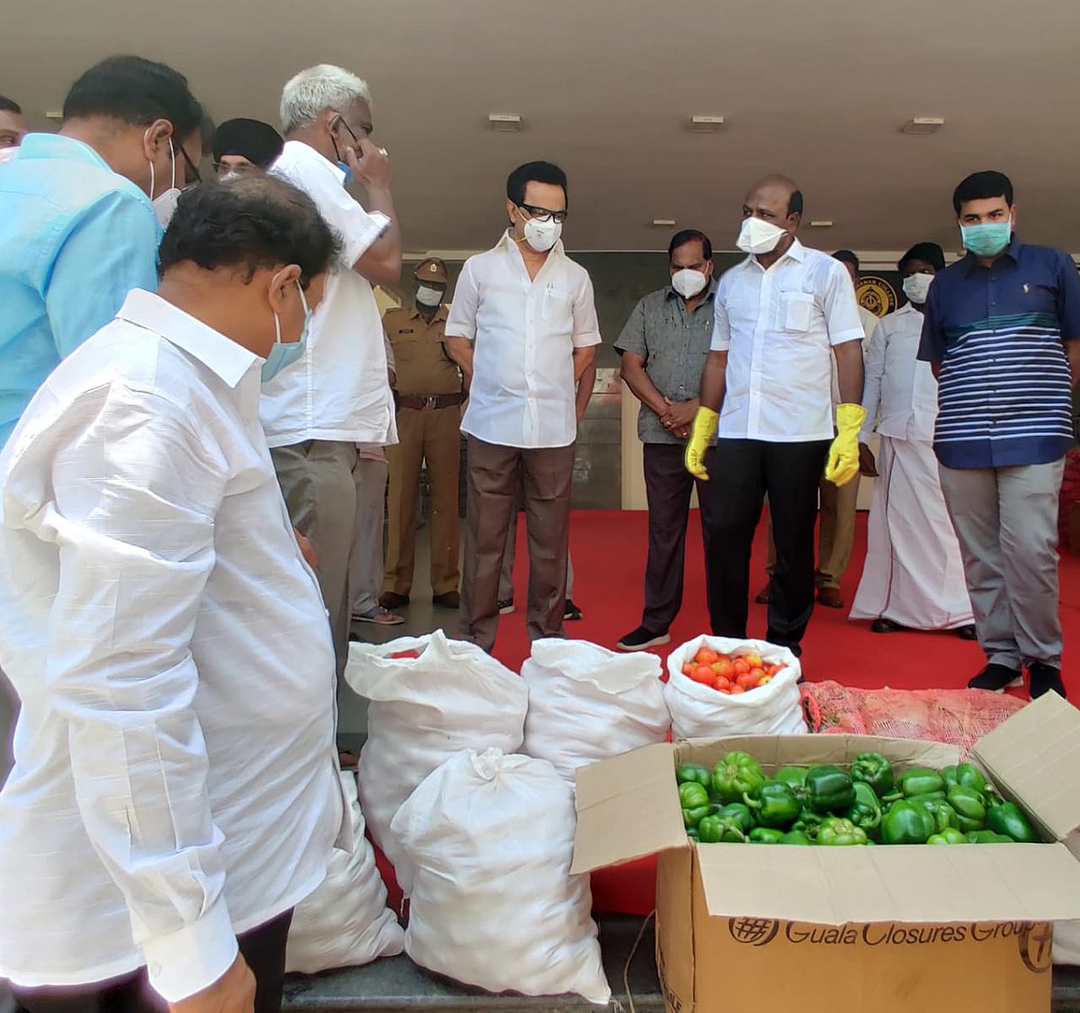 வறுமைக்கோட்டுக்குக் கீழ் உள்ள 12,000 குடும்பங்களுக்கு உதவி வழங்கிய‌ தி.மு.க தலைவர் மு.க.ஸ்டாலின் !