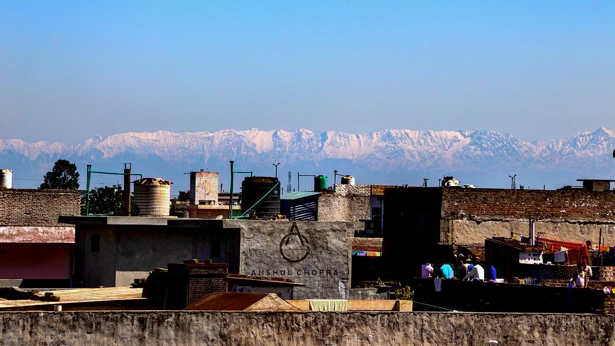 “ஊரடங்கால் காணாமல் போன காற்று மாசுபாடு” : மாடியில் இருந்தே இமயமலையை ரசிக்கும் மக்கள் - சுவாரஸ்ய தகவல்!