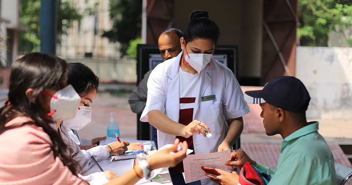 “1,000 பேர் கூடி இறுதிச் சடங்கு;  இந்துத்வா அமைப்பினருக்கு கொரோனா” : வெறுப்பை விதைக்காத பிரிட்டன் மக்கள்!