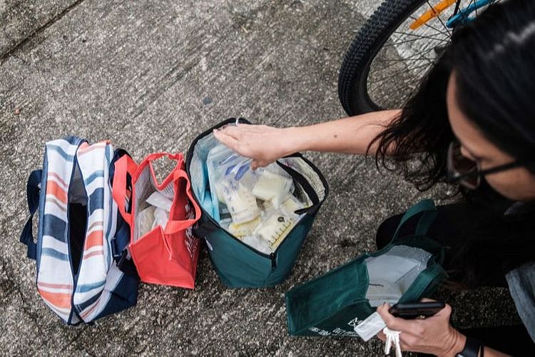 “தாய்க்கு கொரோனா.. குழந்தைக்கு பால் பவுடர் அலர்ஜி; ஆனால்...” - பேரிடர் காலத்தில் நெகிழச் செய்த மனிதநேயம்!