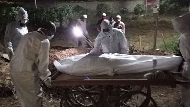 “குடும்பத்தினரே அஞ்சும் நிலை; இந்துகளின் உடலை அடக்கம் செய்யும் இஸ்லாமியர்கள்” : கொரோனாவை வென்ற மனிதநேயம்!