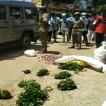 3 மணி நேரம் காத்திருந்தும் விற்க அனுமதிக்காமல் காவல்துறை அராஜகம் : ரோட்டில் காய்கறிகளை கொட்டிய விவசாயி!