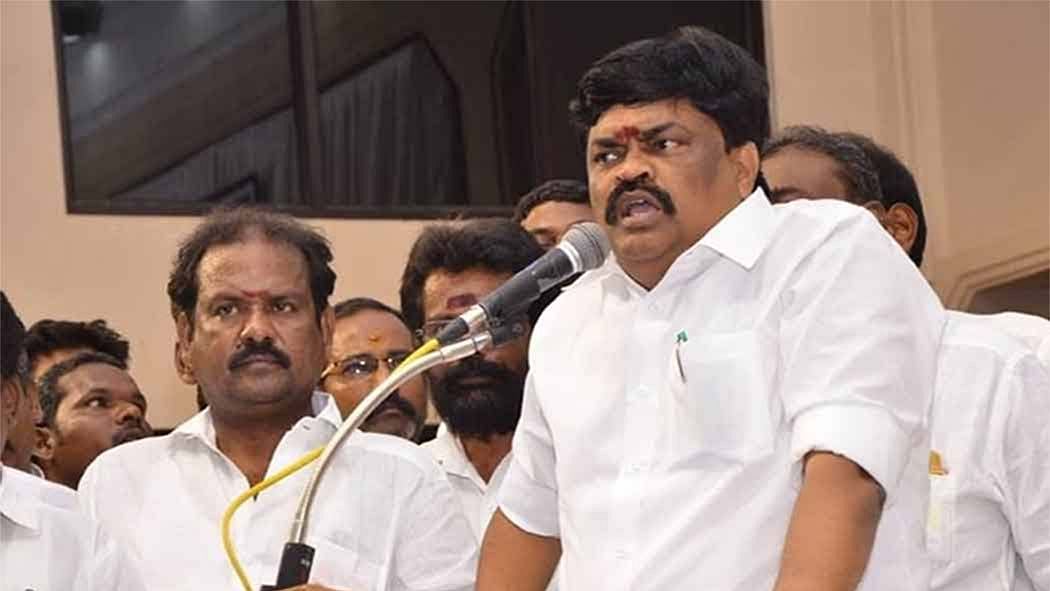 “பட்டன் செல்போன்களை பயன்படுத்தும் ராஜேந்திரபாலாஜி  உள்ளிட்ட 3 கூட்டாளிகள்”: பணமோசடி வழக்கில் புதிய தகவல்!