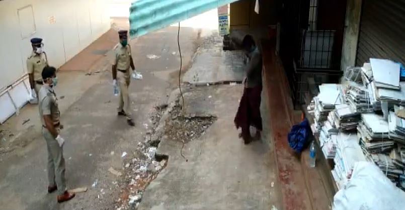 “இதுதான் சமூக விலகல்” - படித்த மேதாவிகளுக்கு பாடம் புகட்டிய கேரள சாலையோரவாசி - நெகிழ்ச்சி வீடியோ! #Corona