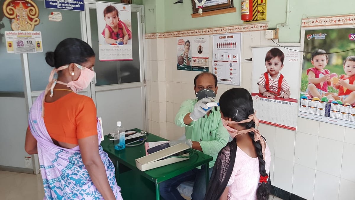 “ஊரடங்கில் மக்களுக்கு இலவச மருத்துவம்” : இளம் வயதிலும் சேவை செய்து நெகிழ வைக்கும் சிவகங்கை மருத்துவர்!