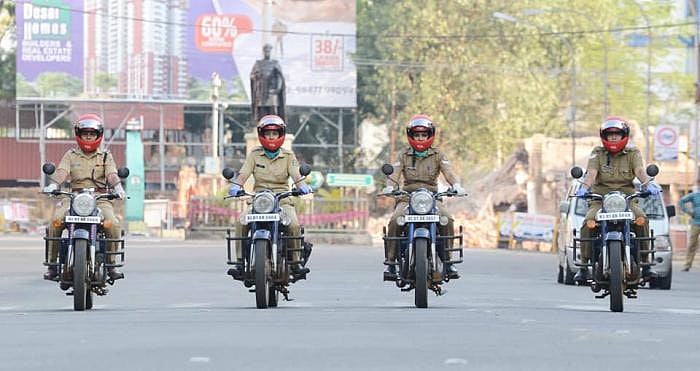 கொரோனா தடுப்பு பணிக்காக புல்லட்டில் பறக்கும் திருச்சூர் பெண் போலிஸார்! #KeralaFightsCorona