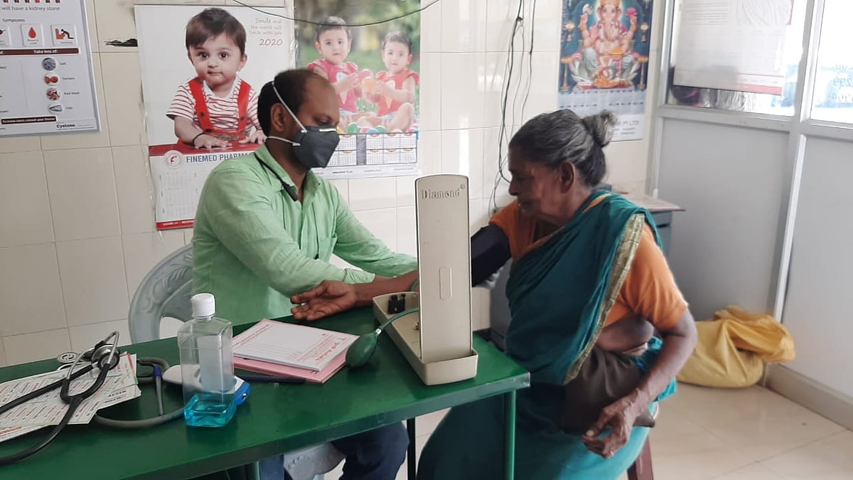 “ஊரடங்கில் மக்களுக்கு இலவச மருத்துவம்” : இளம் வயதிலும் சேவை செய்து நெகிழ வைக்கும் சிவகங்கை மருத்துவர்!