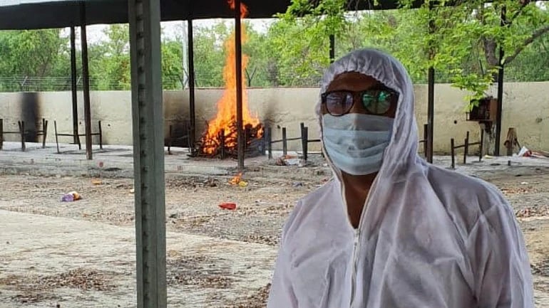 “குடும்பத்தினரே அஞ்சிய நிலையில், கொரோனாவால் உயிரிழந்தவரை தகனம் செய்த தாசில்தார்” - கலெக்டர் பாராட்டு!