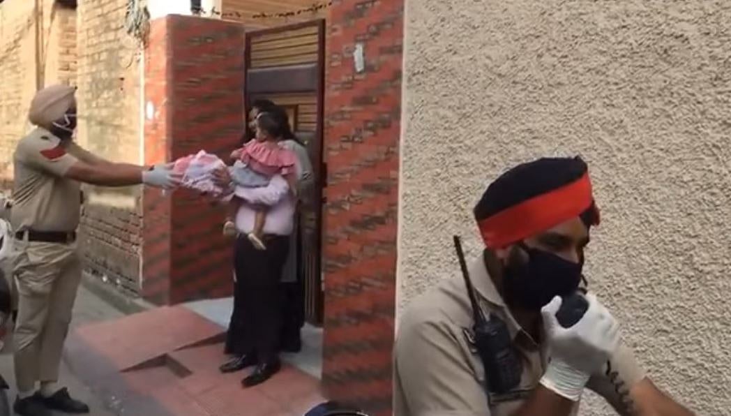 ஊரடங்கால் கொண்டாட முடியாமல் போன குழந்தையின் பிறந்தநாள்.. நேரில்  சர்ப்ரைஸ் கொடுத்த பஞ்சாப் போலிஸ்! VIDEO