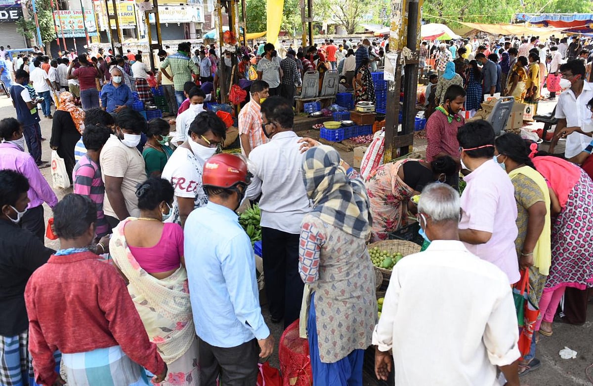 “வீதிகளில் அலைமோதும் மக்கள் கூட்டம்”: எடப்பாடி அரசின் திட்டமில்லாத முழு ஊரடங்கால் தவிக்கும் தமிழக மக்கள்!