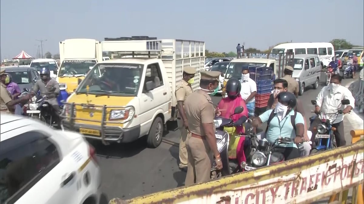 சென்னையில் வாகனங்களில் பயணித்த மக்களால் போக்குவரத்து நெரிசல்- கேள்விக்குறியாகும் ஊரடங்கு உத்தரவு! #Corona
