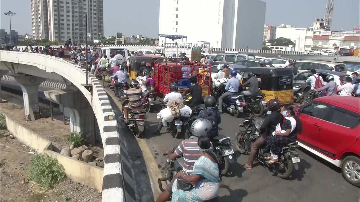 சென்னையில் வாகனங்களில் பயணித்த மக்களால் போக்குவரத்து நெரிசல்- கேள்விக்குறியாகும் ஊரடங்கு உத்தரவு! #Corona