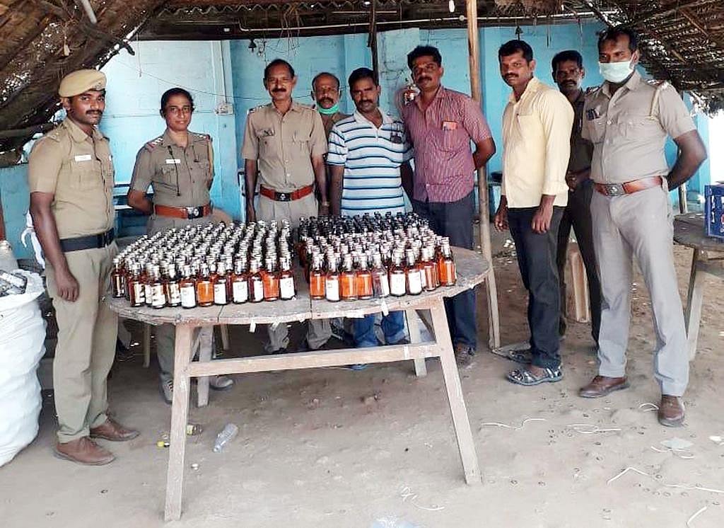 “டாஸ்மாக் மூடலால் கள்ளச்சாராய விற்பனை படுஜோர்” : தமிழகத்தில் மதுவால்  நிகழும் கொடுமைகள்- கவனிக்குமா அரசு?