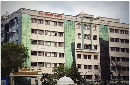 பயிற்சி மருத்துவர்கள் முடக்கம், செவிலியர்களுக்கு கொரோனா - அரசு பொது மருத்துவமனையில் என்ன நடக்கிறது?