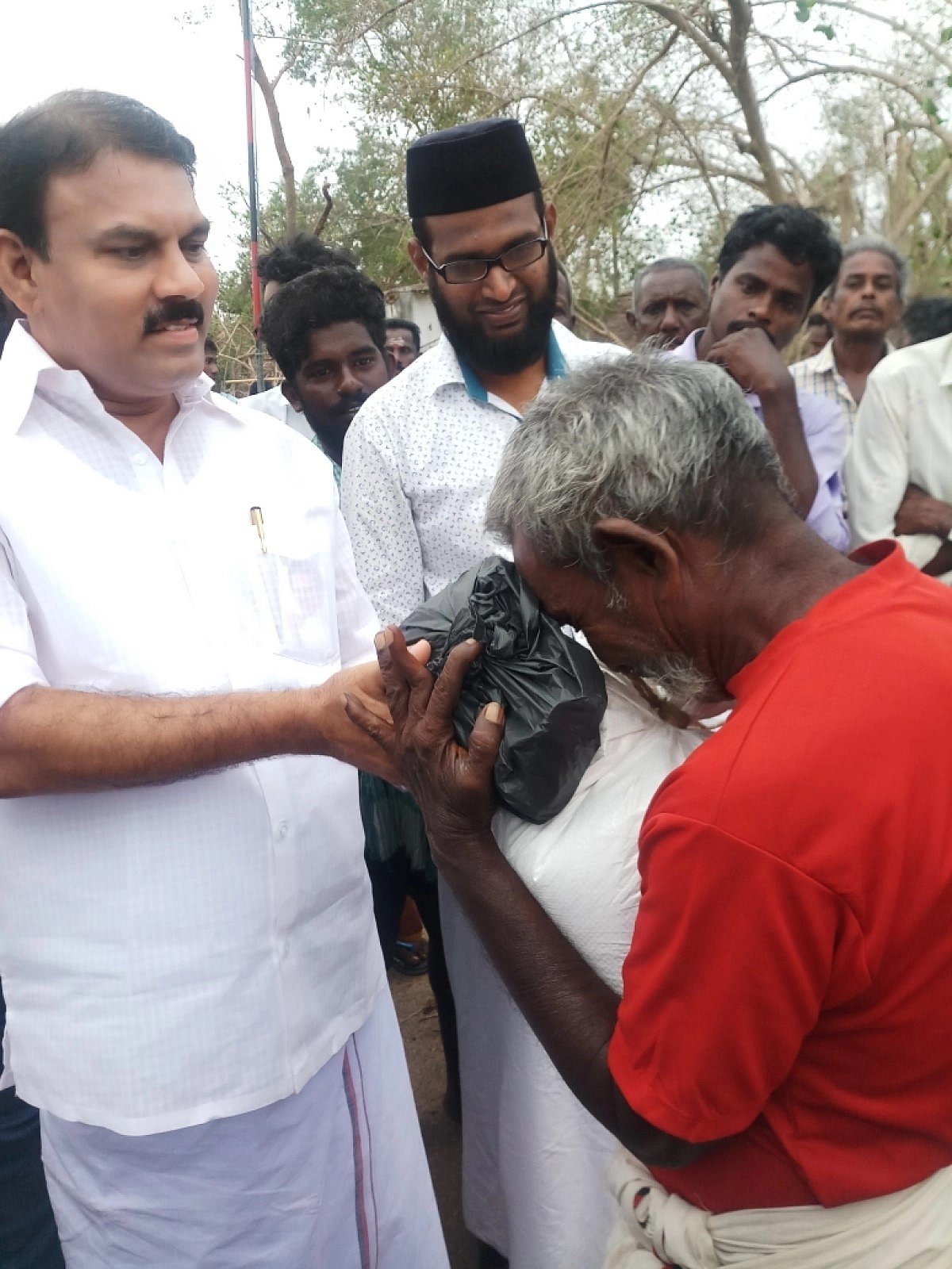 ஏழைகளின் பசியைப் போக்க 8 லட்ச ரூபாய்க்கு நிவாரண பொருட்கள் வழங்கிய தி.மு.க நிர்வாகி: குவியும் பாராட்டுகள்!